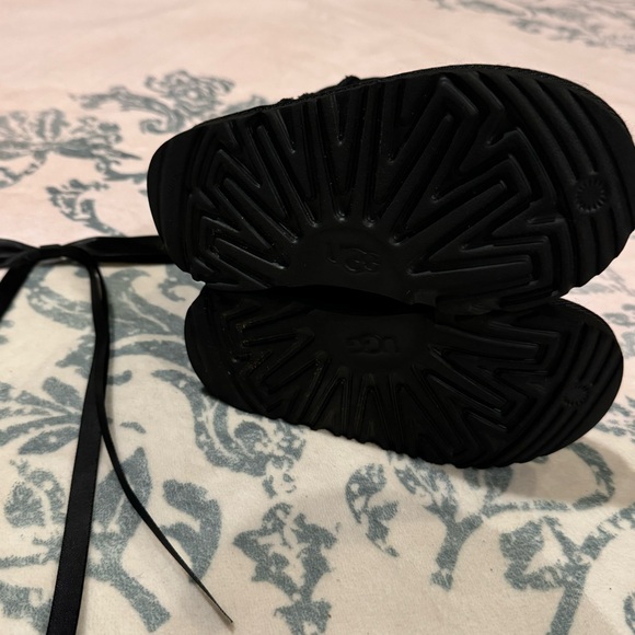 Toddler UGG Classic Short II - Picture 4 of 8